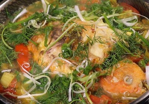Cách làm lẩu cá chép om dưa ngon chuẩn vị truyền thống