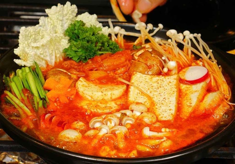 Cách nấu lẩu kim chi chay chua cay hấp dẫn cho bữa tiệc ngày lạnh