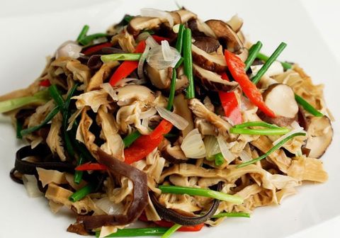 Hướng dẫn làm măng khô xào chay thơm ngon cho bữa cơm chay