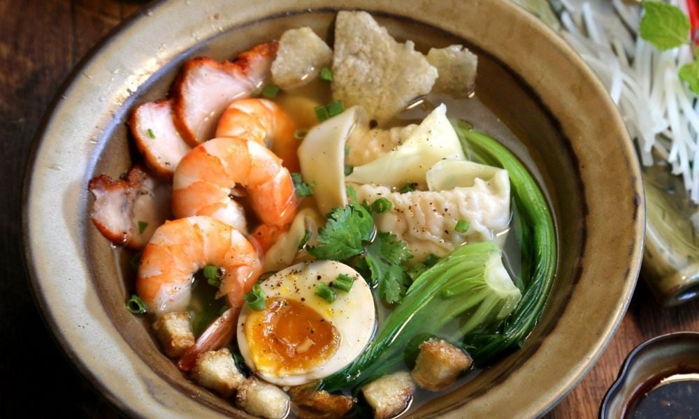 Cách nấu mì hải sản tôm mực xá xíu thơm ngon, chuẩn vị