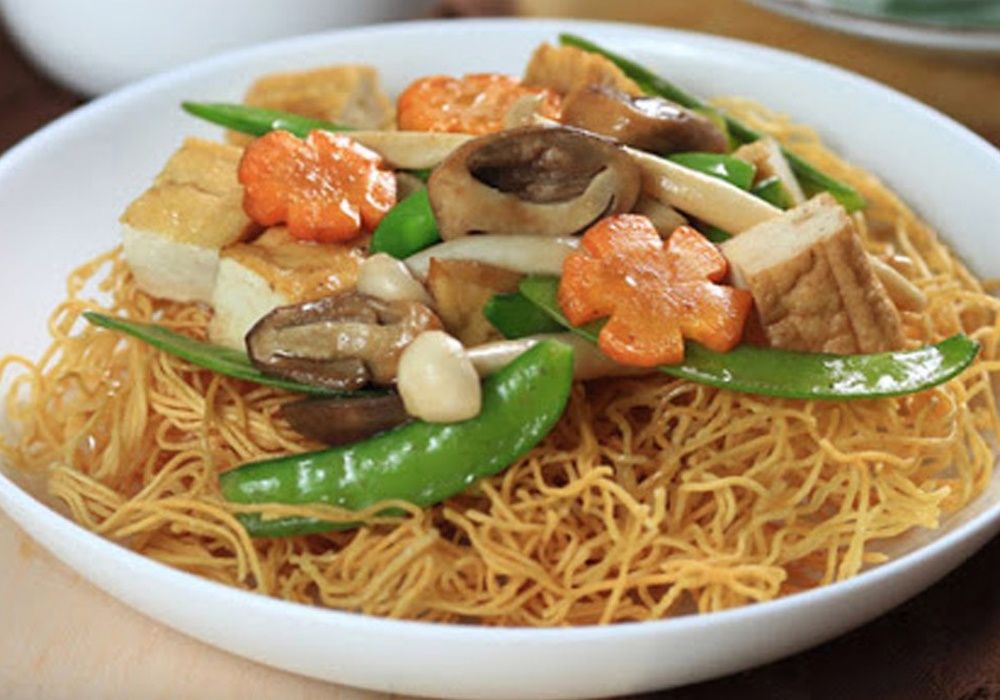 Hướng dẫn làm mì xào giòn chay vàng ruộm, hấp dẫn tại nhà