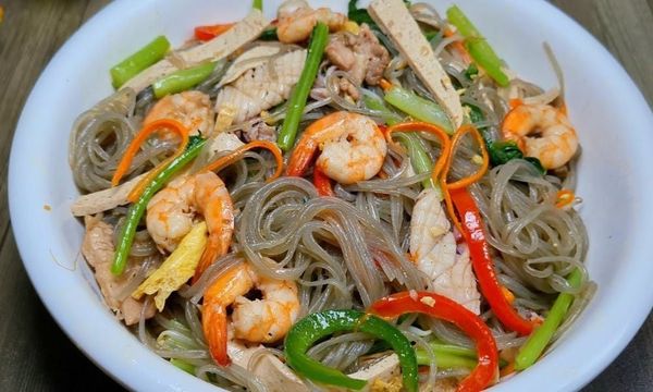 Cách làm miến xào hải sản tơi, không dính, nước sốt đậm đà