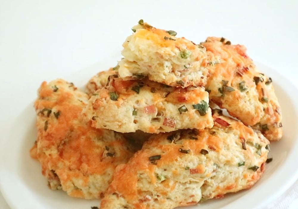 Bánh scone hành boa rô phô mai