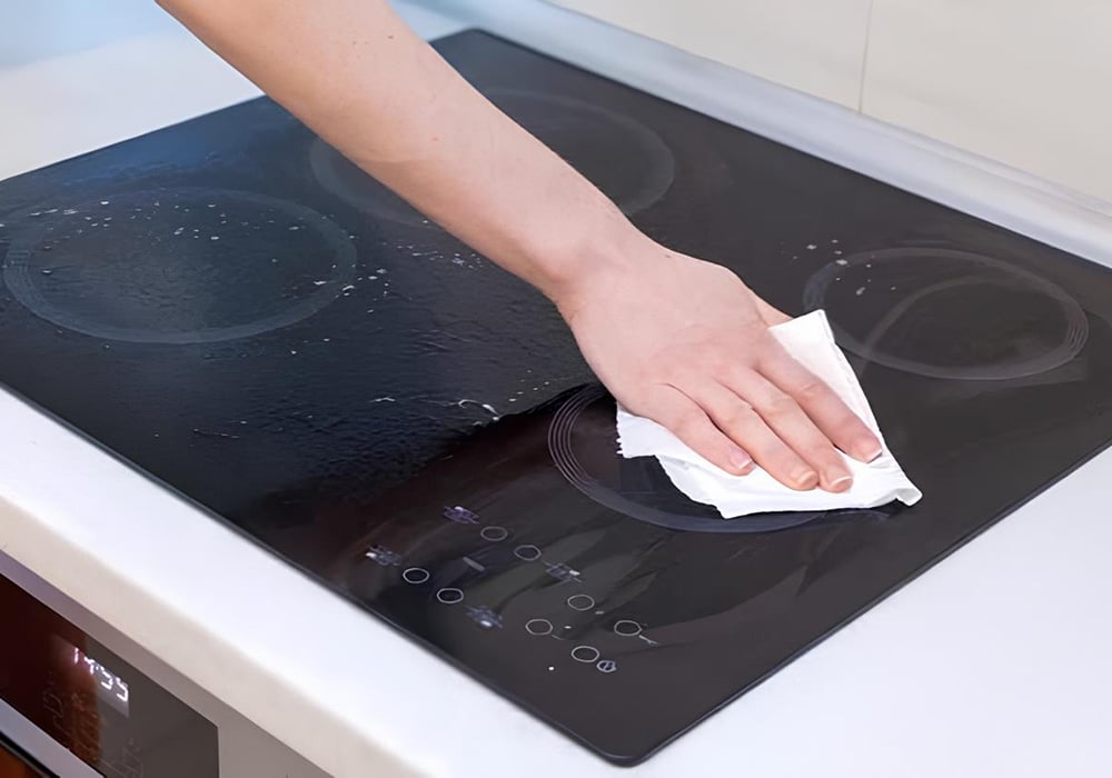 Dùng khăn mềm hoặc bông mút ẩm để lau nhẹ vết cháy