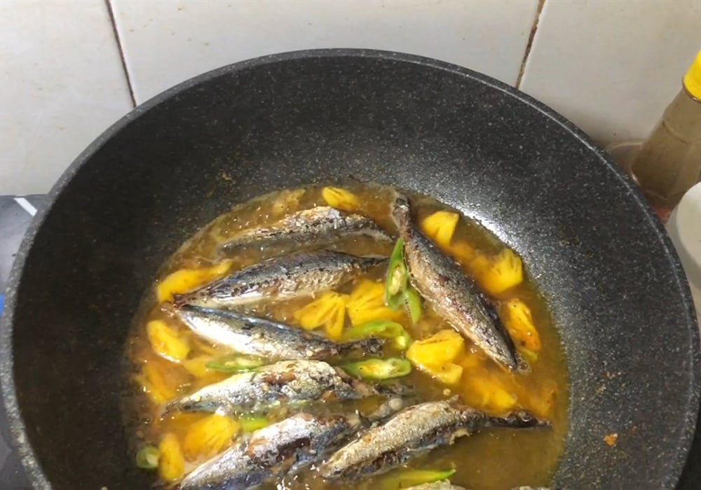 Cá trích kho dứa (thơm)