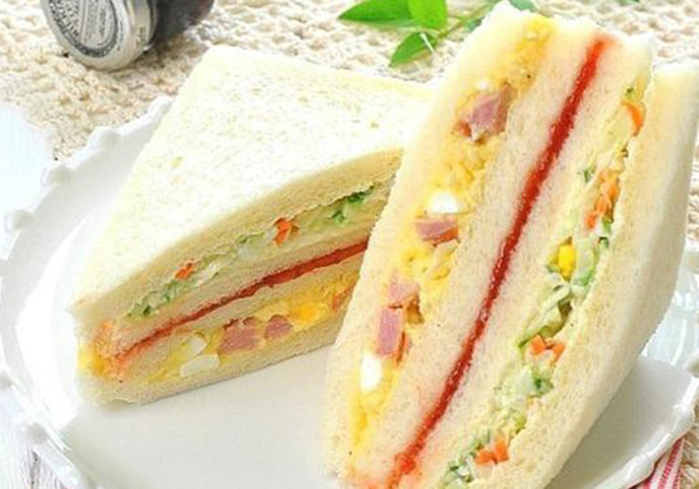 Bánh mì sandwich trứng kẹp xúc xích