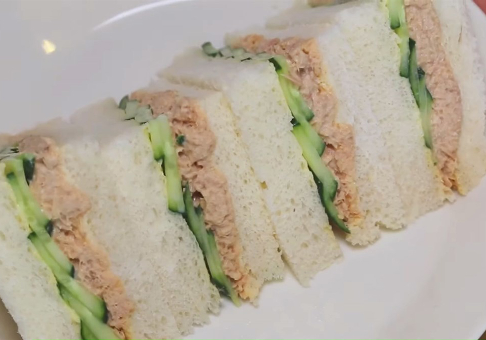 Bánh sandwich cá ngừ