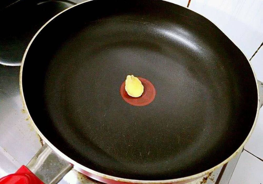 Để chảo thật nóng trước khi cho cá vào