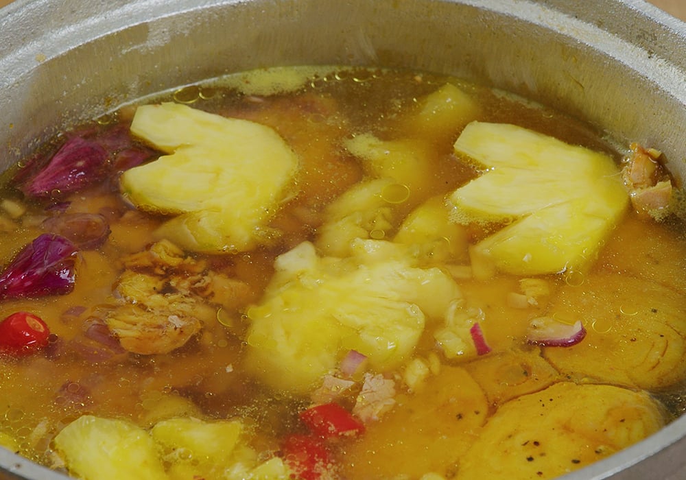 Kho cá với nước sôi