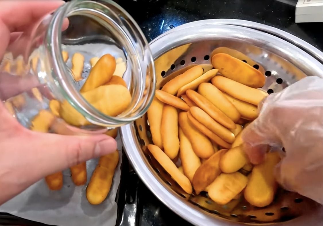 Bảo quản bánh lưỡi mèo trong hộp kín