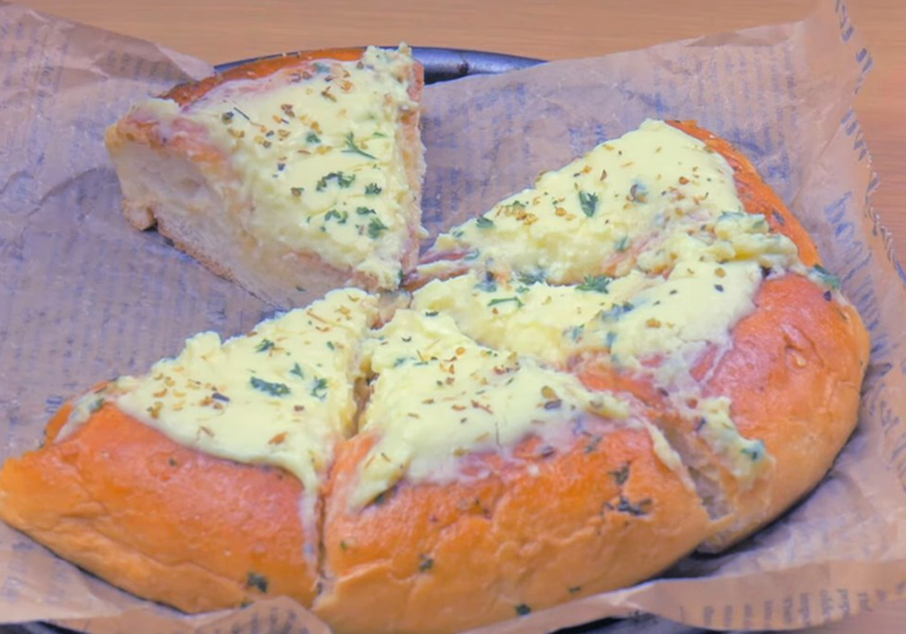 Pizza bơ tỏi kem phô mai