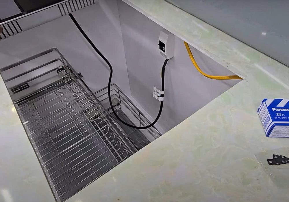 Phải có aptomat bảo vệ, dùng ổ cắm/aptomat riêng