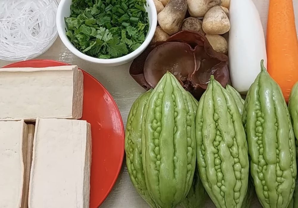 Chuẩn bị nguyên liệu làm canh khổ qua nhồi đậu hũ