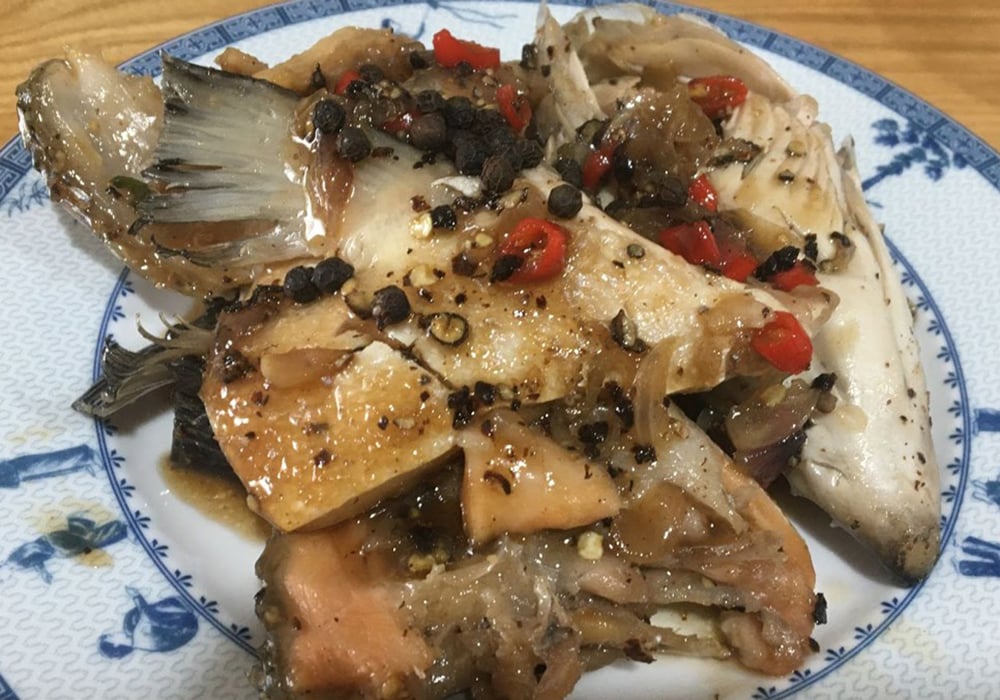 Đầu cá hồi nướng sa tế