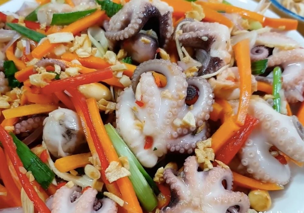 Gỏi bạch tuộc kiểu Thái với cà rốt