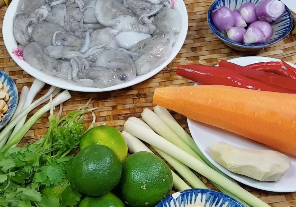 Nguyên liệu làm gỏi bạch tuộc kiểu Thái với cà rốt