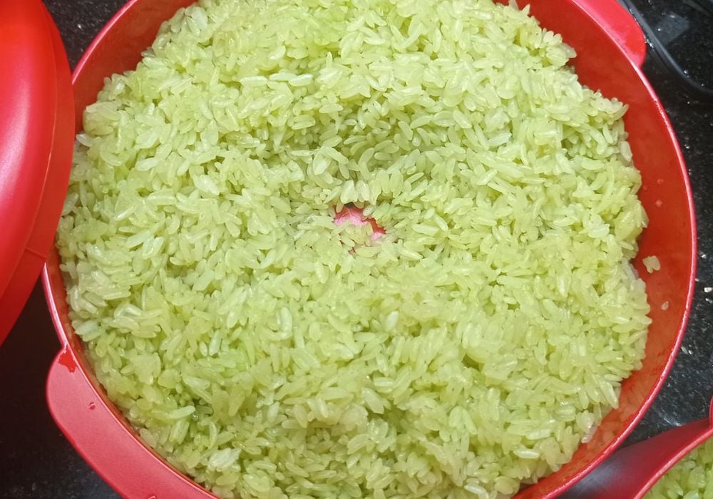 Dùng lá của củ riềng