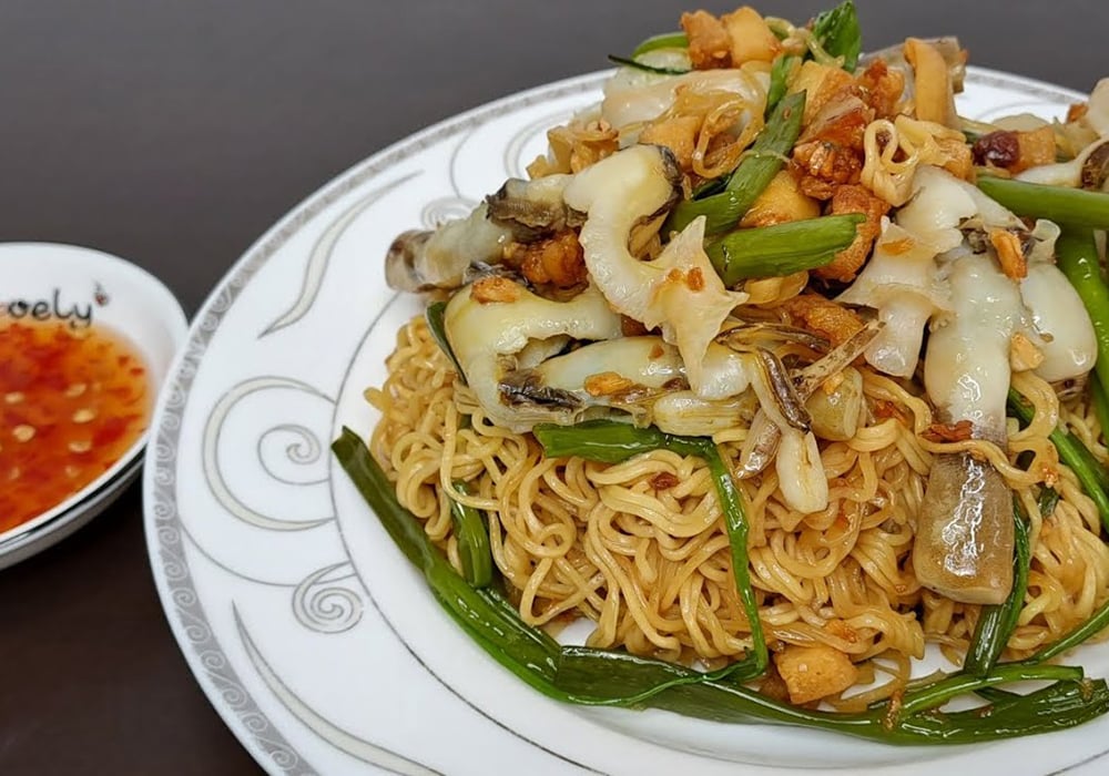 Ốc móng tay xào mì