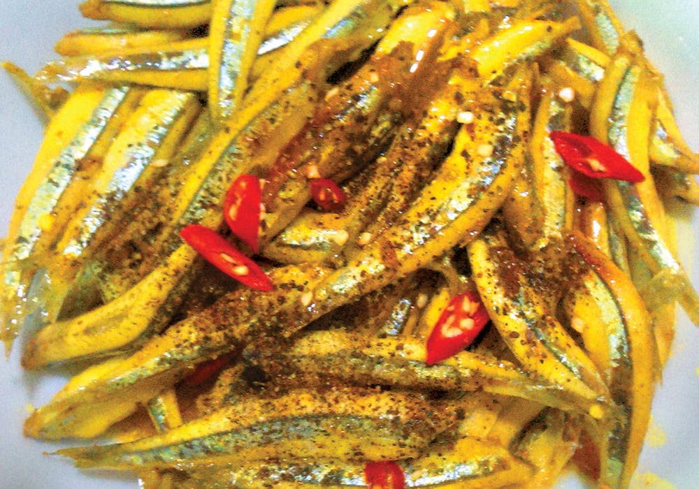 Cá cơm kho nghệ