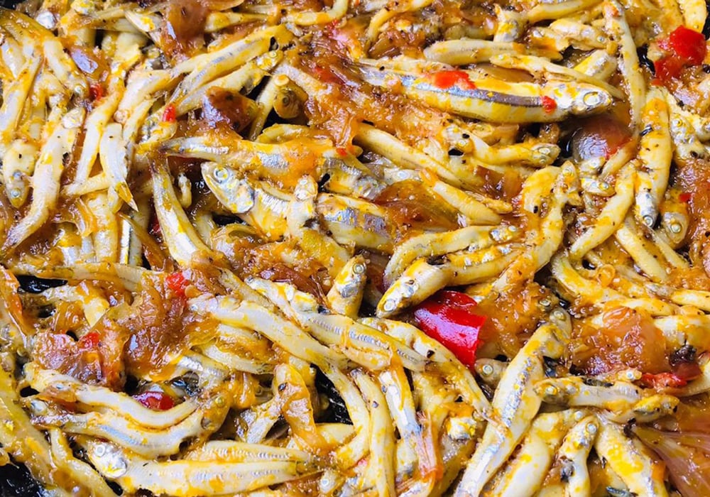 Cá cơm kho keo