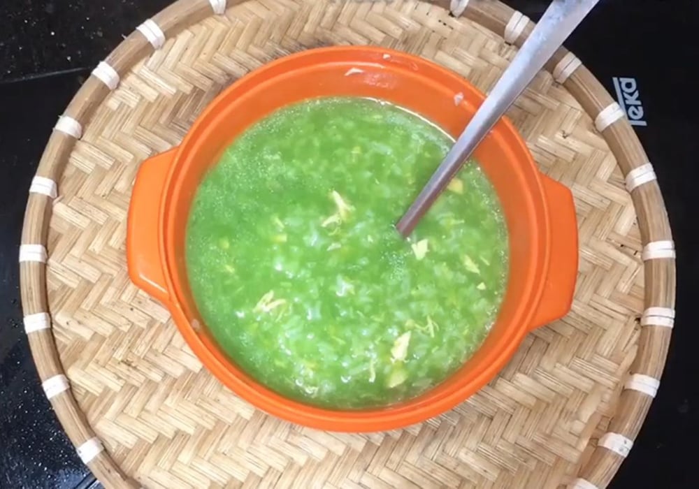 Cháo cá hồi rau mồng tơi
