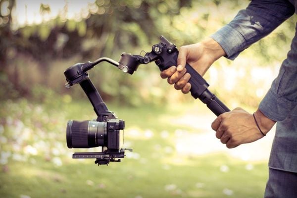 Cách Dùng Gimbal Chống Rung Để Quay Video Mượt Mà