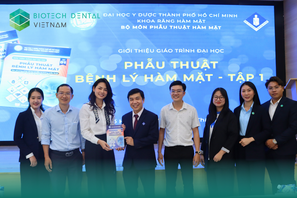 XIN CHÚC MỪNG BỘ MÔN PHẪU THUẬT HÀM MẶT – KHOA RĂNG HÀM MẶT, ĐẠI HỌC Y DƯỢC TP.HCM RA MẮT GIÁO TRÌNH: “PHẪU THUẬT BỆNH LÝ HÀM MẶT” – TẬP 1: 