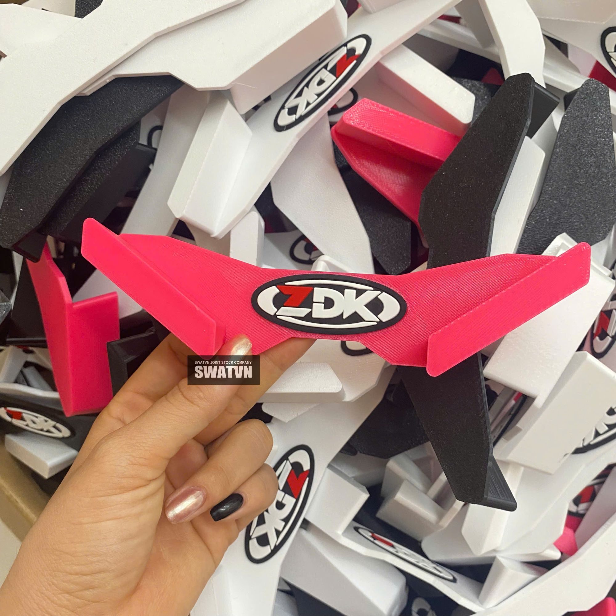 THIẾT KẾ & SẢN XUẤT MÓC TREO VỢT IN 3D – TỦY CHỈNH KIỂU DÁNG, MÀU SẮC, LOGO