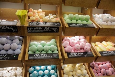 Bath bomb là gì? Cách dùng bom tắm thư giãn tại nhà