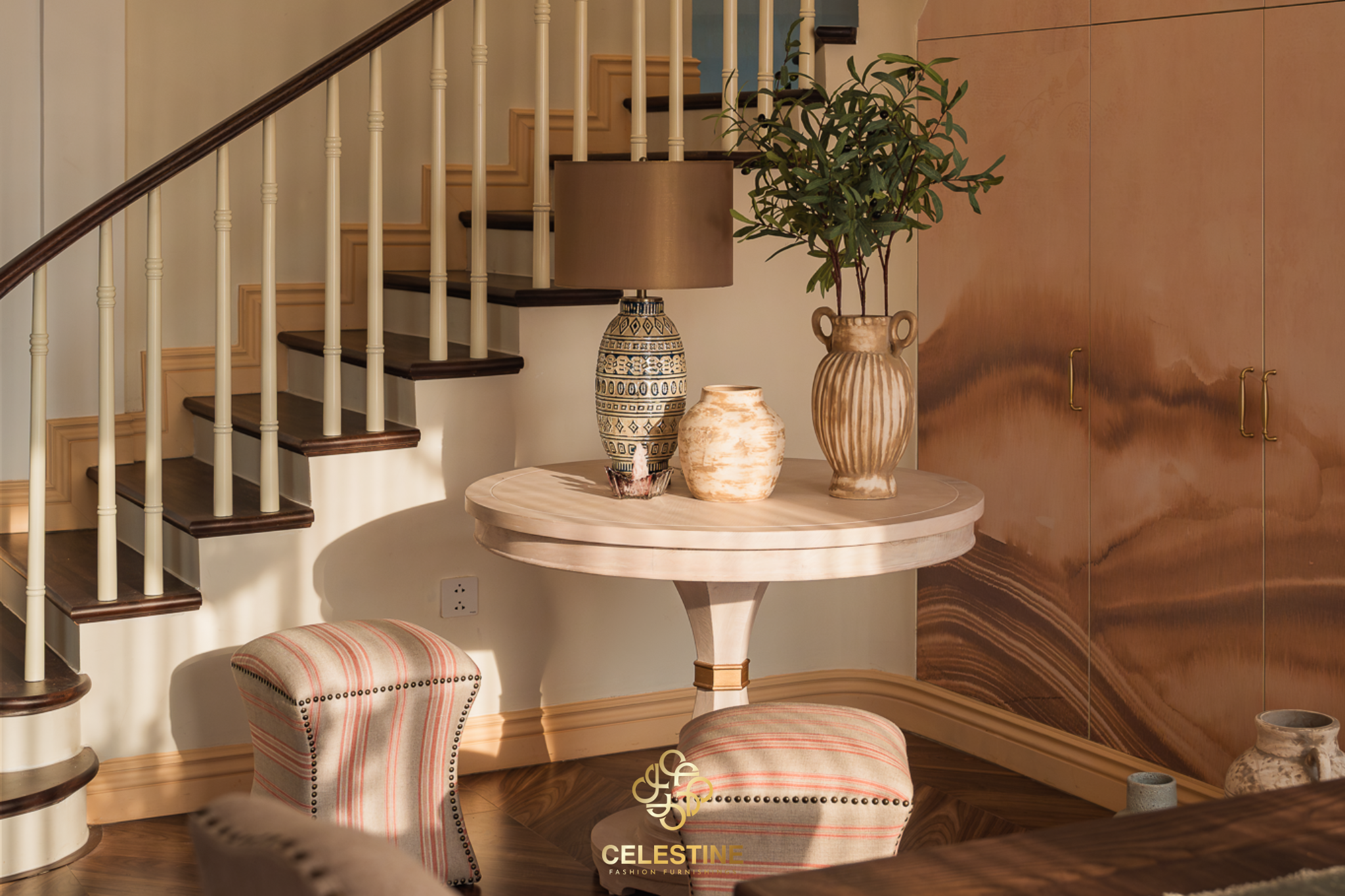Bàn bên sofa hình tròn tạo sự hài hòa cho không gian sống