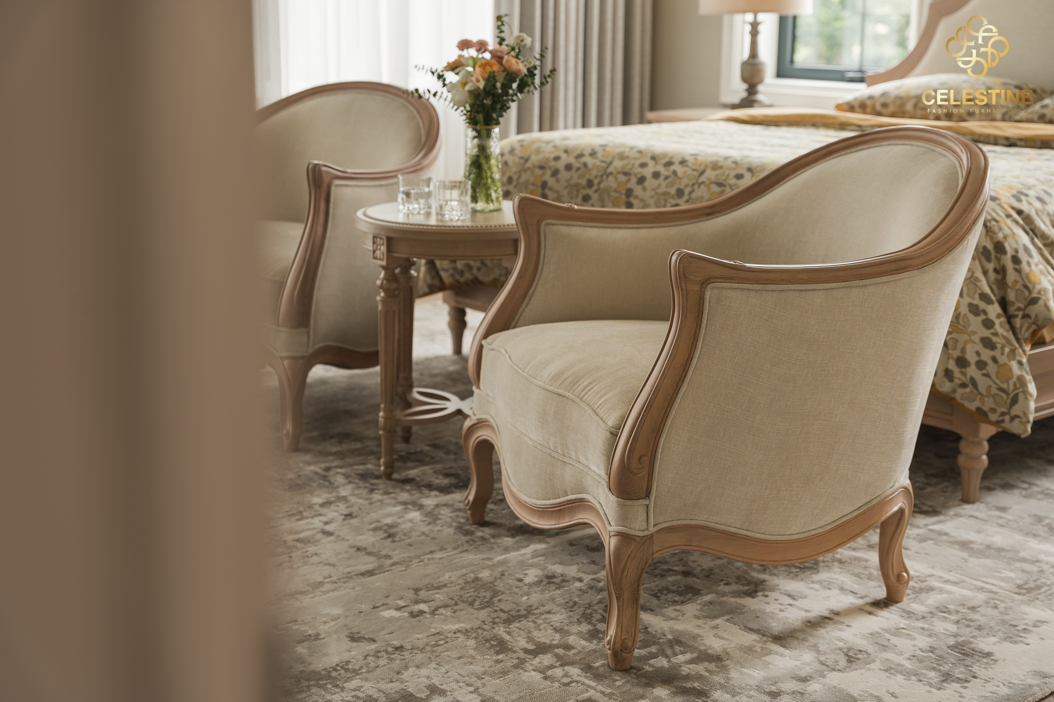 Armchair bọc vải giúp phòng ngủ trở nên nhẹ nhàng và tinh tế.