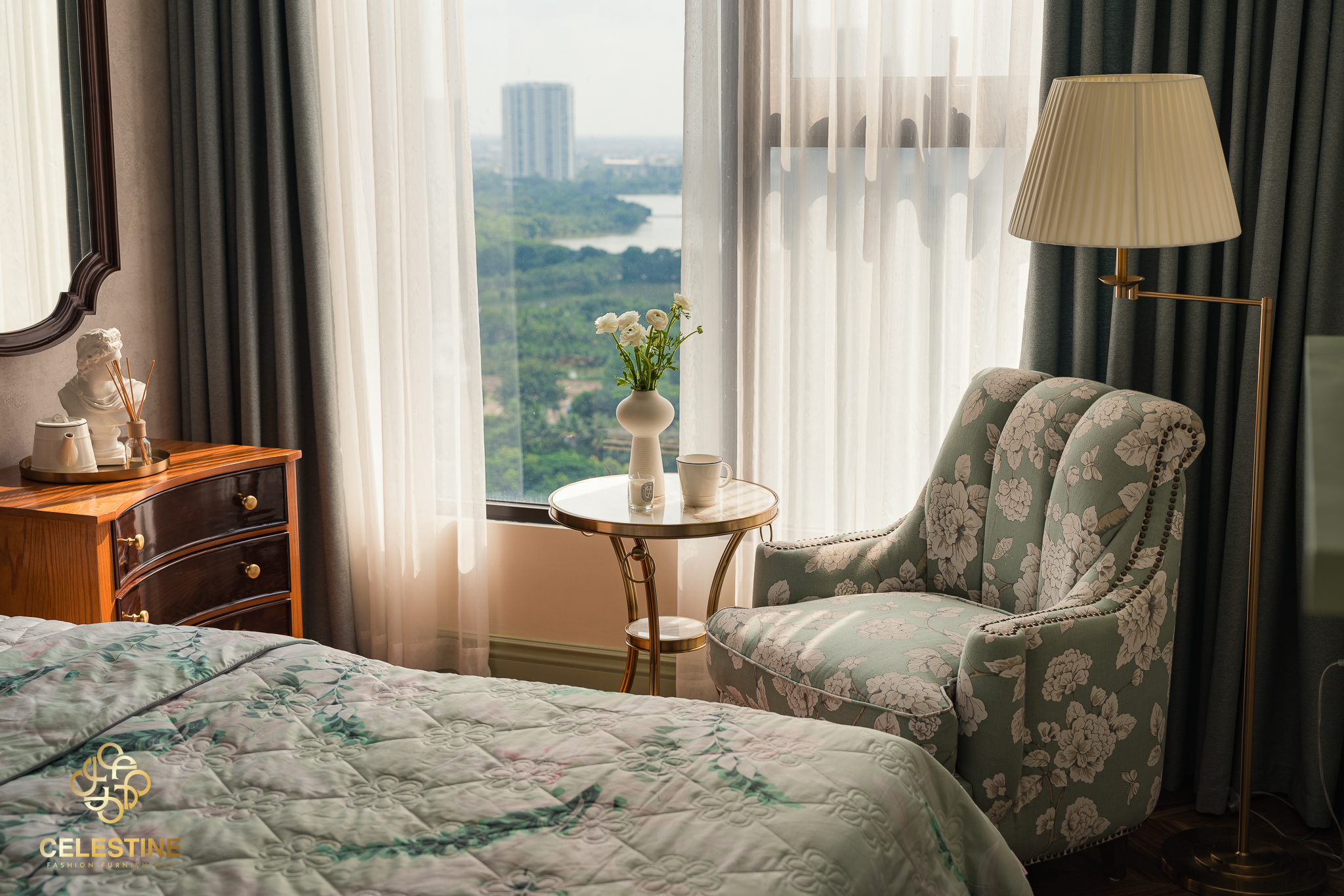 Armchair kết hợp bàn phụ tạo nên góc thư giãn đầy cảm hứng.