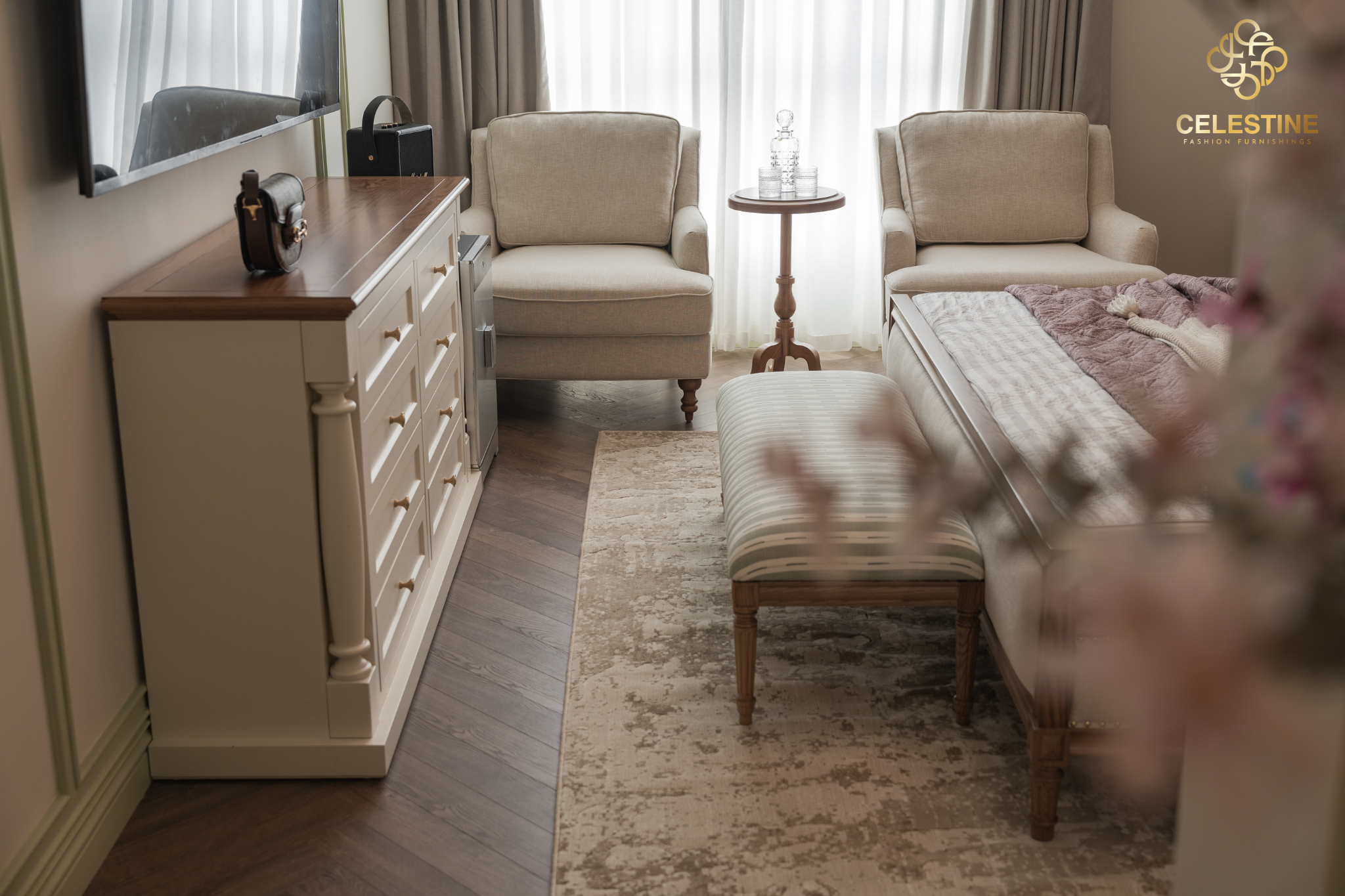 Armchair đồng bộ giúp hoàn thiện vẻ đẹp của không gian phòng ngủ