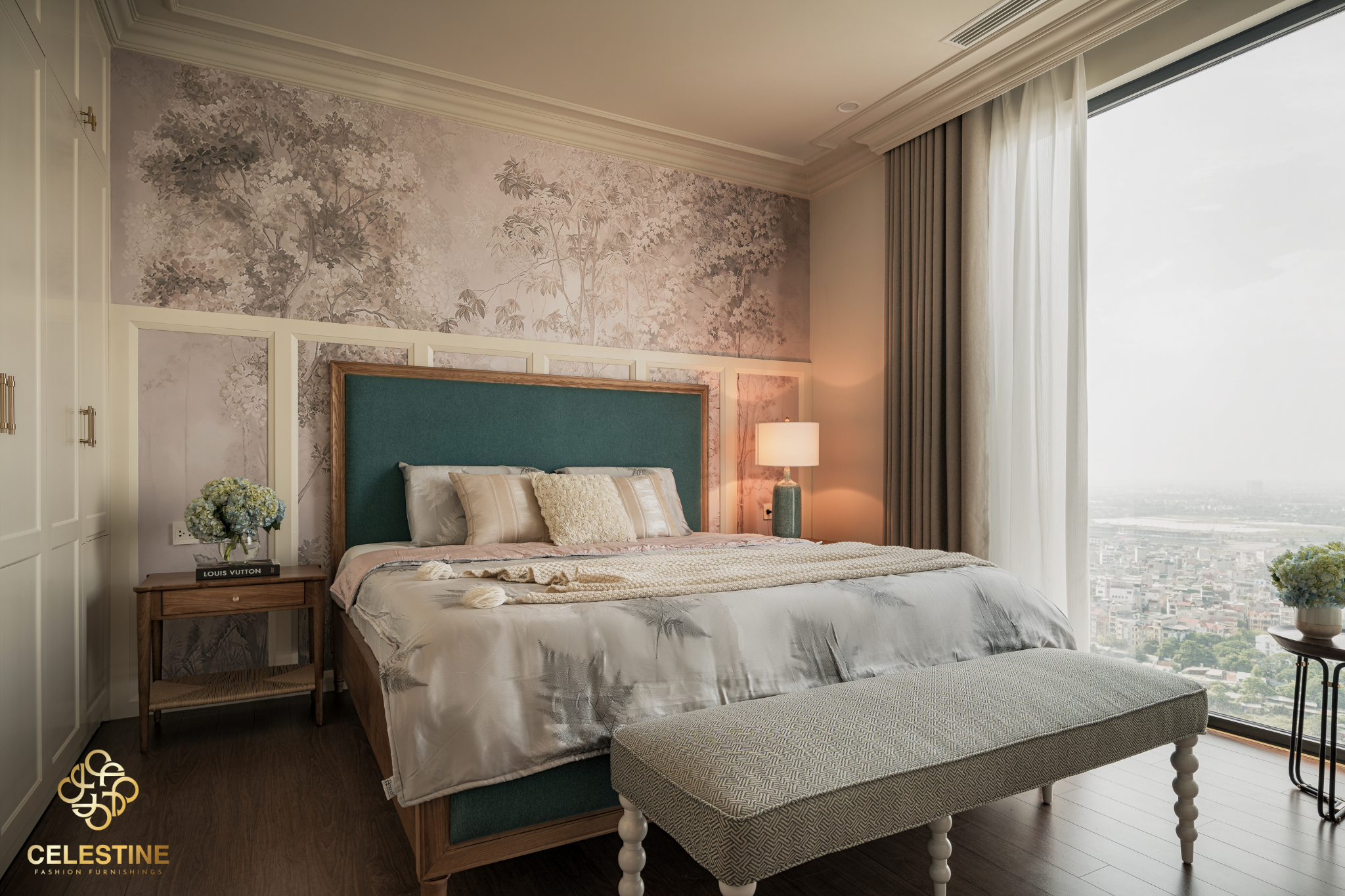 Giường queen bọc nệm giúp căn hộ thêm mềm mại.
