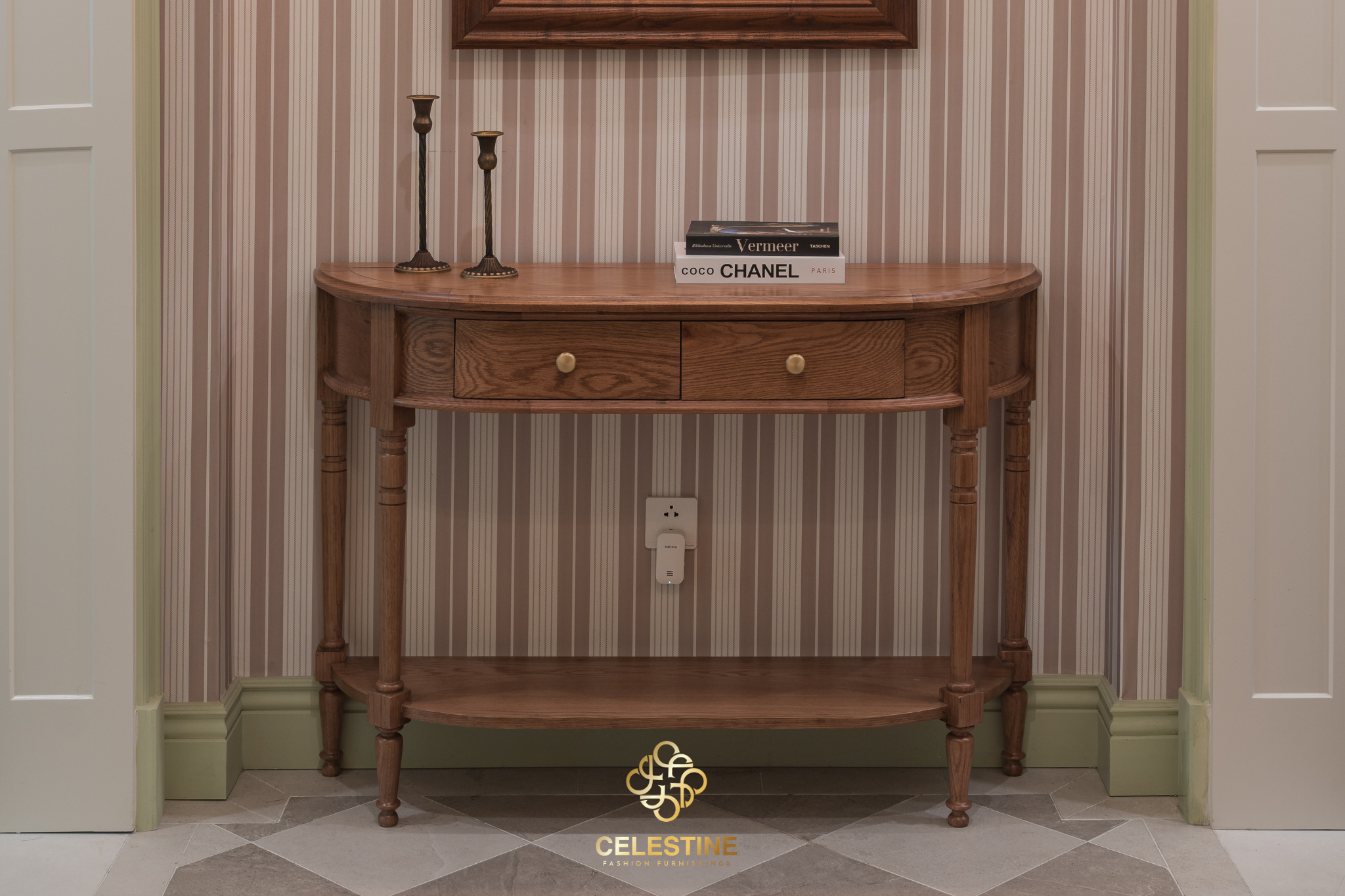 Bàn Console Chevodeux giúp không gian trở nên cân đối hơn