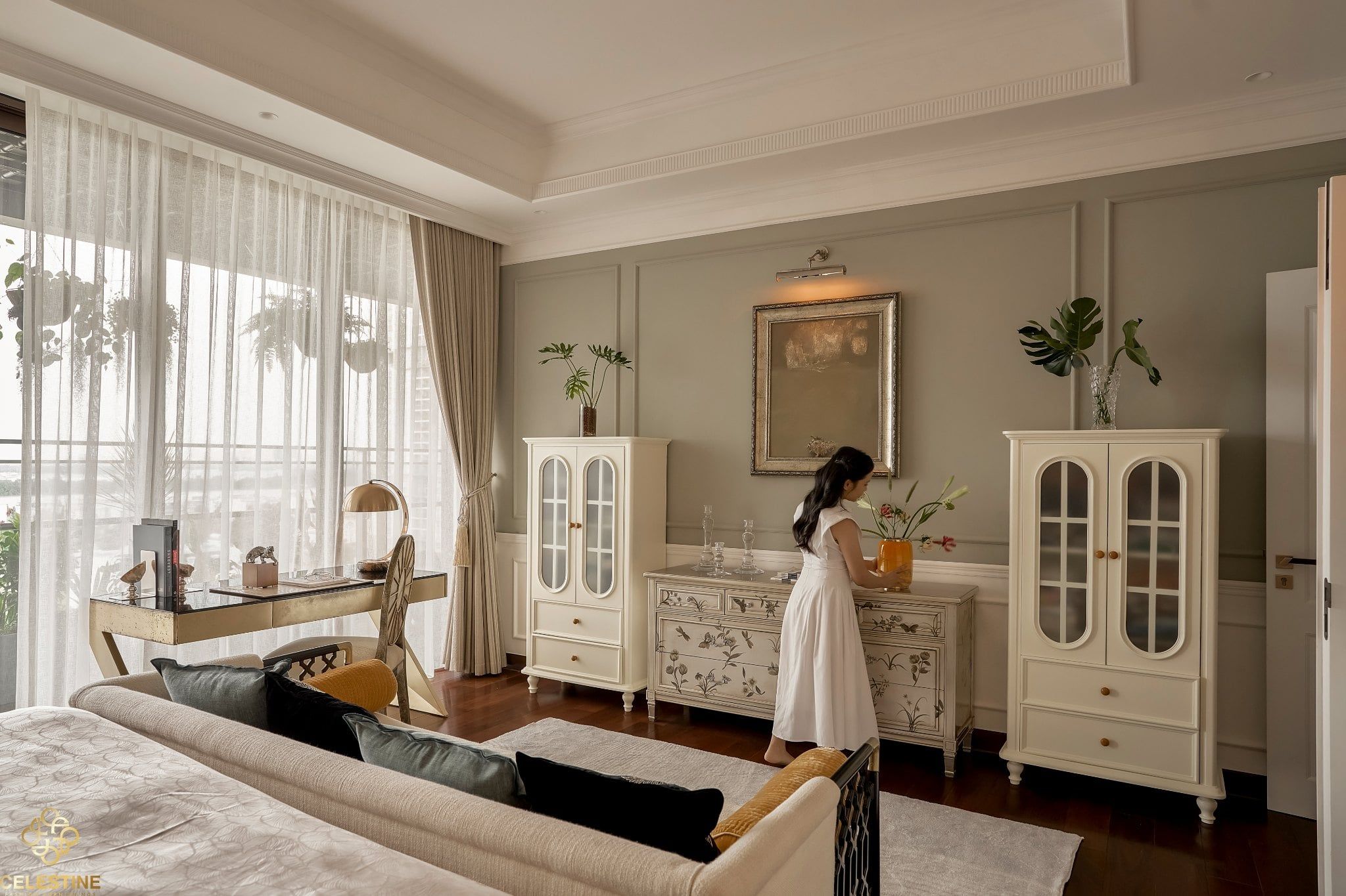 Tủ kính kết hợp gỗ giúp không gian thêm chiều sâu.