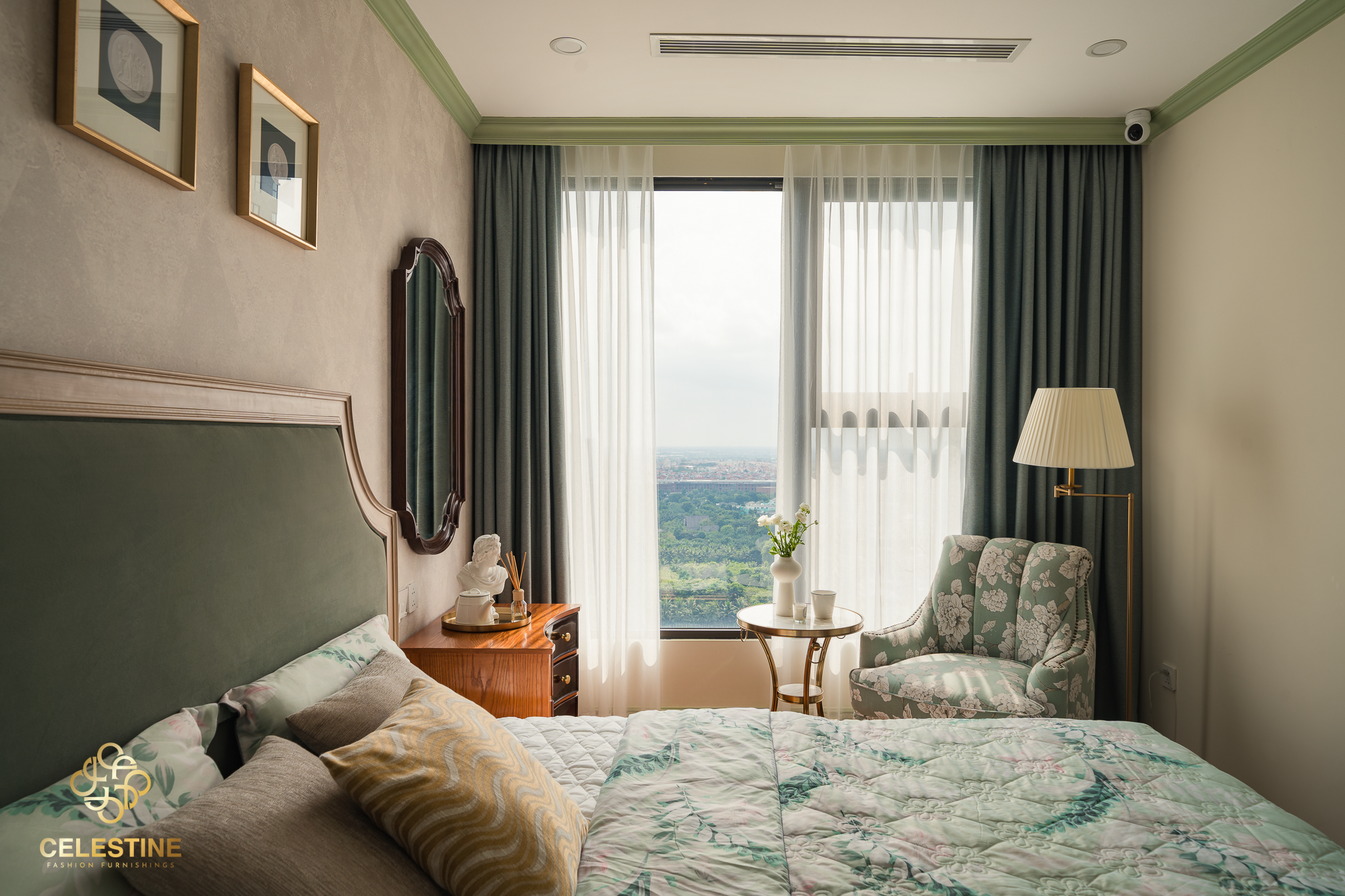 Giường King Size hoàn thiện không gian phòng ngủ.