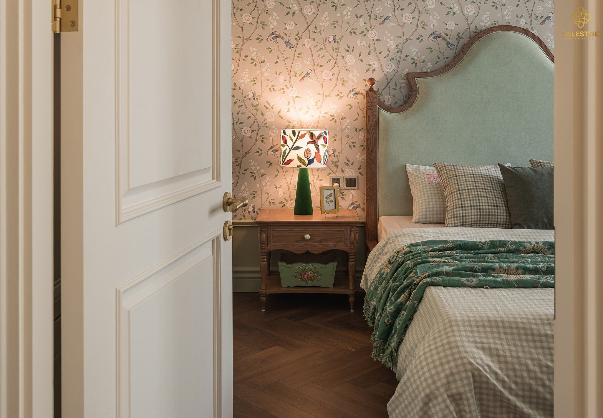 Tab đầu giường gỗ Sồi Modern Classic tạo điểm nhấn sang trọng cho phòng ngủ.