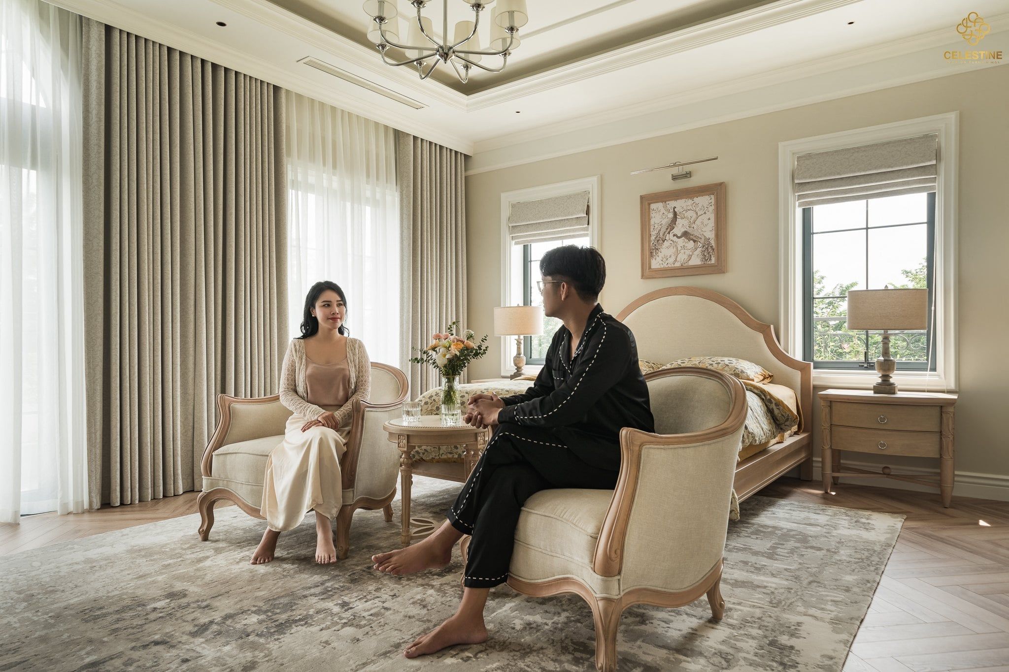 Tab đầu giường đồng bộ giúp hoàn thiện vẻ đẹp tổng thể của phòng ngủ.