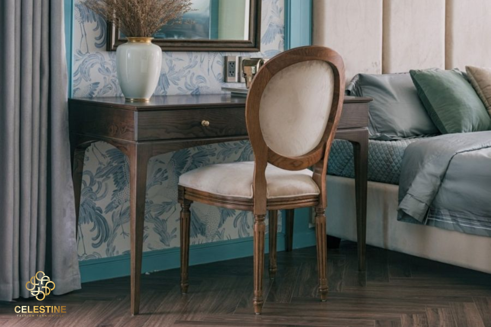 Bàn trang điểm Luxury nhỏ gọn phù hợp với nhiều không gian phòng ngủ