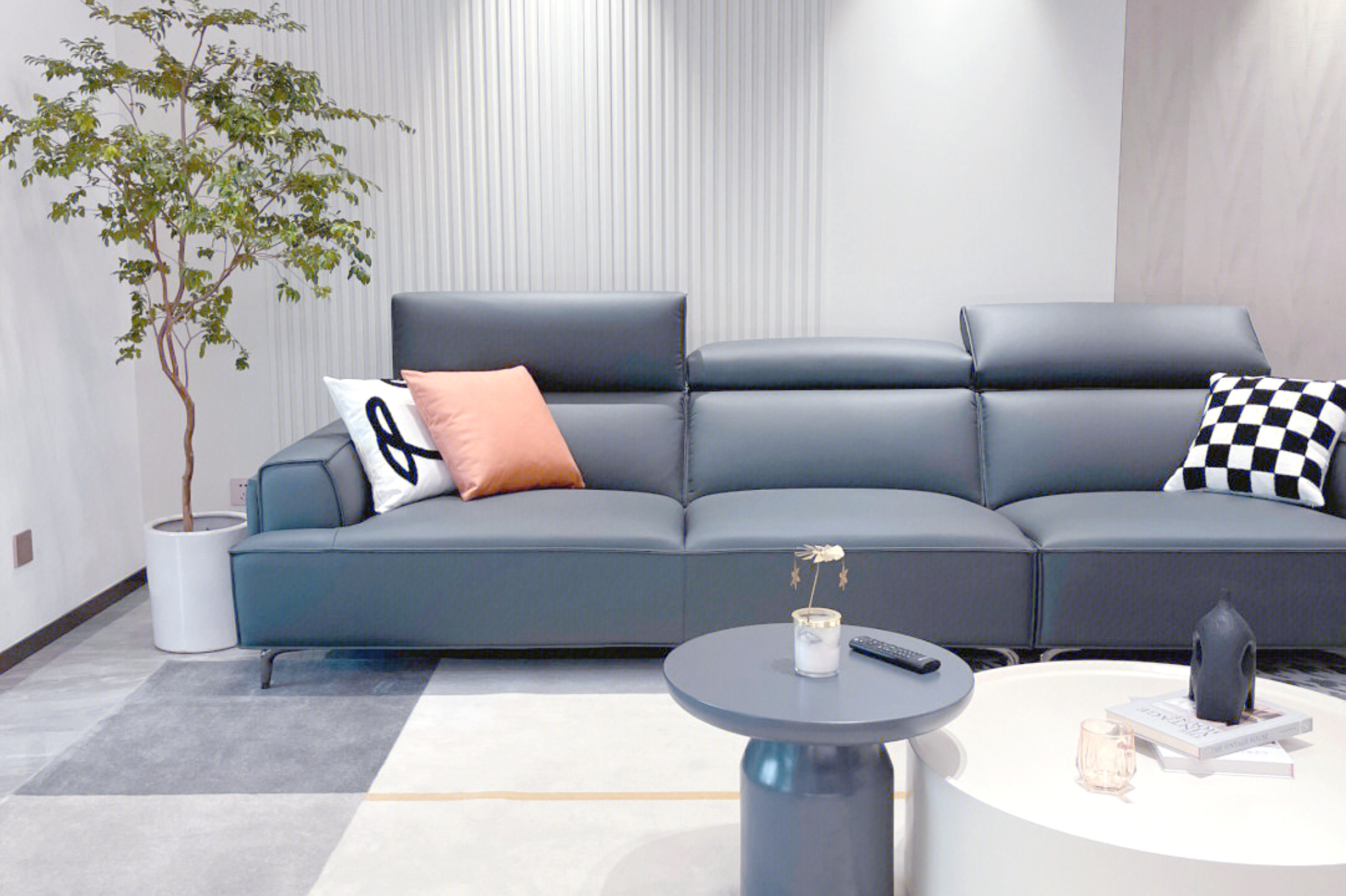 Sofa da Modern Classic tạo điểm nhấn tinh tế cho phòng khách.