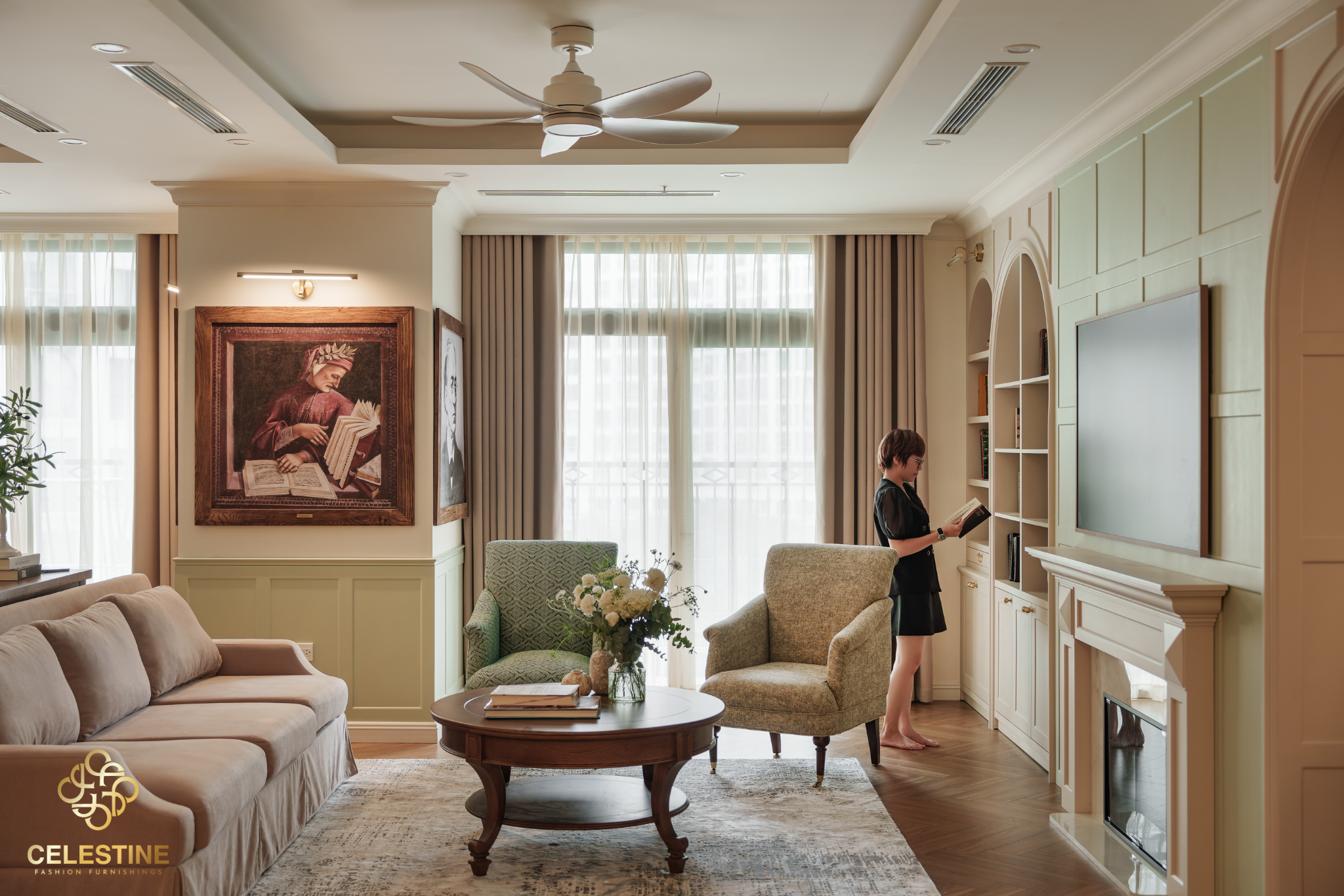 Khách hàng trải nghiệm sofa cao cấp Hà Nội tại showroom