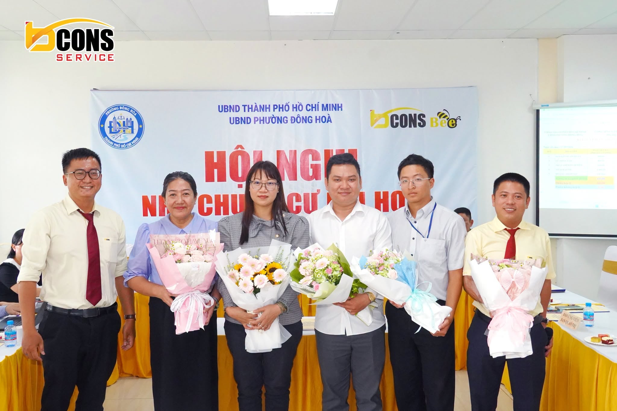 Ra mắt Ban Quản trị Bcons Bee nhiệm kỳ 2026 - 2029 Tân Ban Quản trị Chung cư Bcons Bee nhiệm kỳ 2026 - 2029 ra mắt nhận hoa chúc mừng