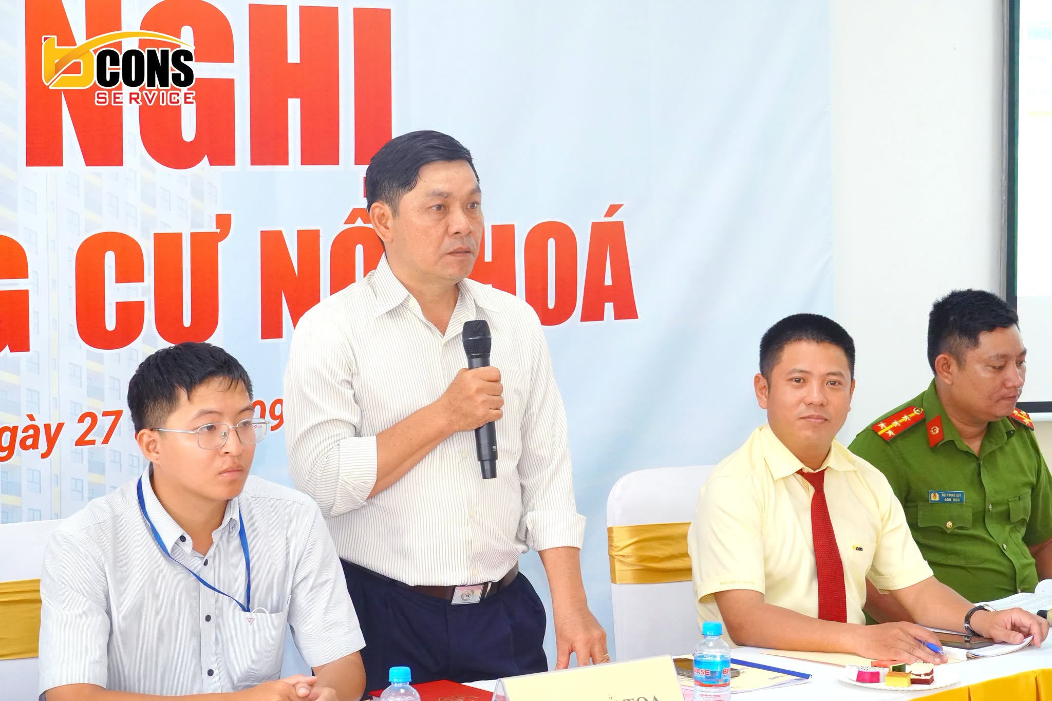 Đoàn Chủ tọa điều hành hội nghị Đoàn Chủ tọa điều hành thảo luận tại hội nghị Bcons Bee