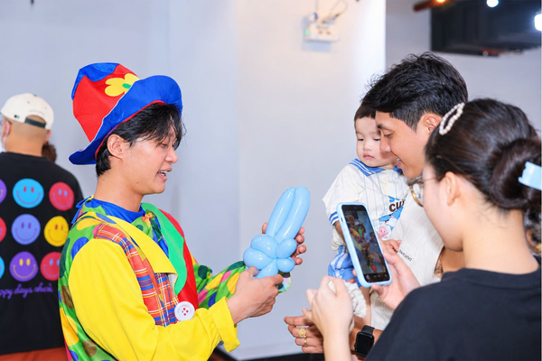 Chú hề bong bóng giao lưu cùng các gia đình
