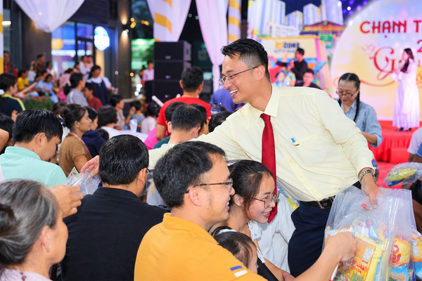 Trao quà trung thu cho các em nhỏ