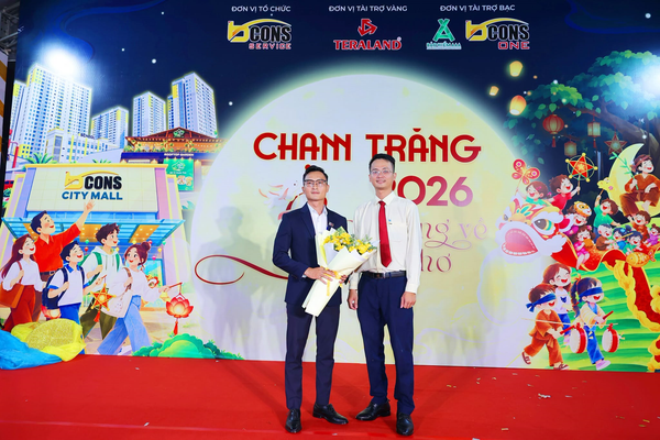 Đại diện Bcons Service tặng hoa tri ân Đơn vị Tài trợ Vàng Teraland