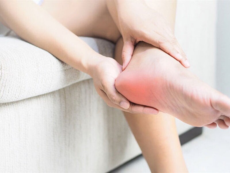 Những dấu hiệu bất thường ở bàn chân không nên bỏ qua 🚨