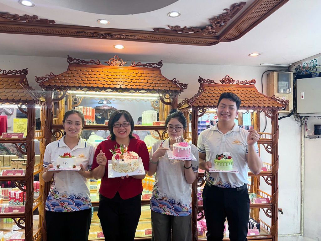 CÙNG PHẤN NỤ HOÀNG CUNG THỔI NẾN SINH NHẬT THÁNG 10