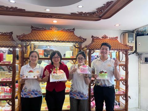 CÙNG PHẤN NỤ HOÀNG CUNG THỔI NẾN SINH NHẬT THÁNG 10
